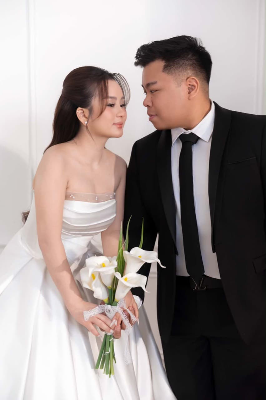 Paul and Maria leaning towards each other with a bouquet of calla lilies